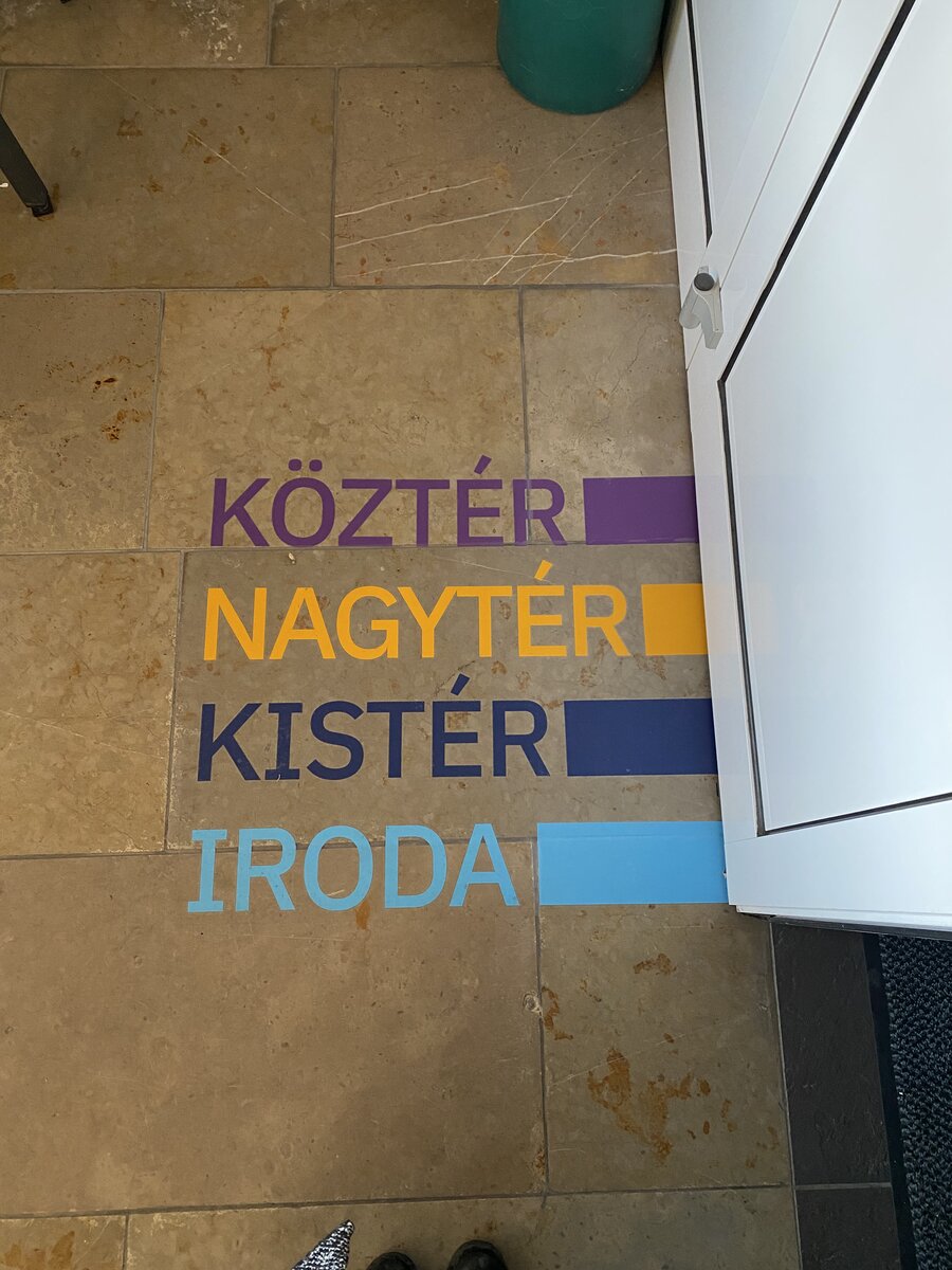 A főbejáratnál színes jelölések