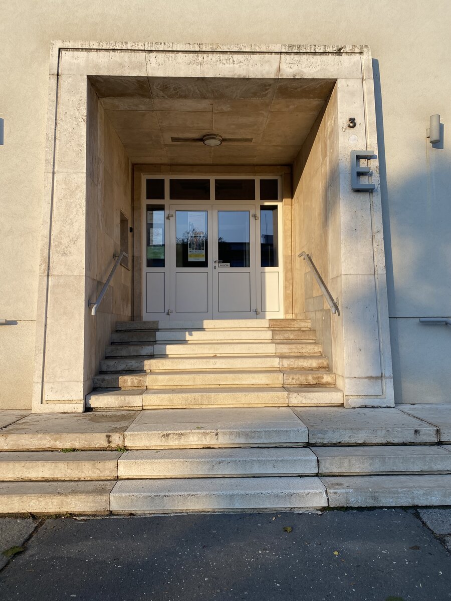 E épület főbejárat_közeli