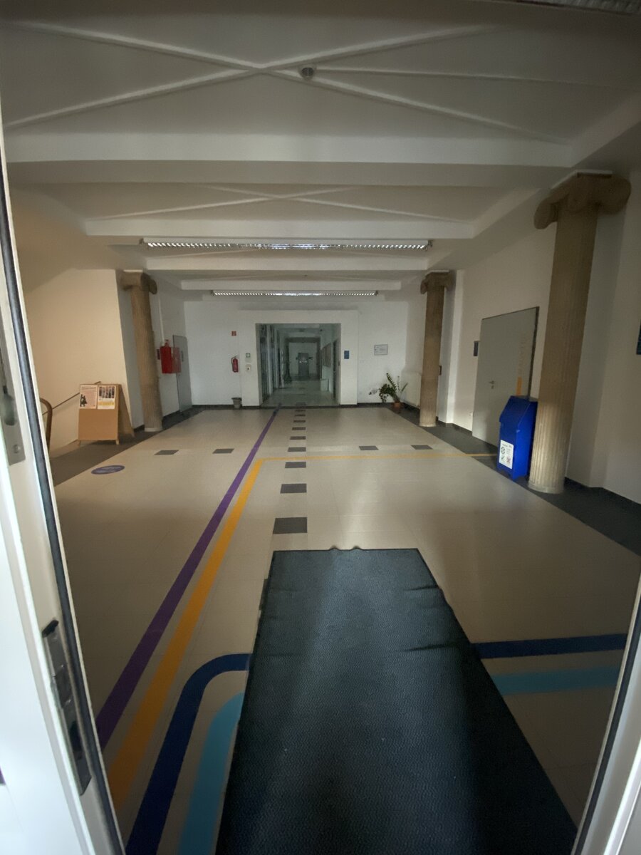 Előtér a főbejárati ajtóból