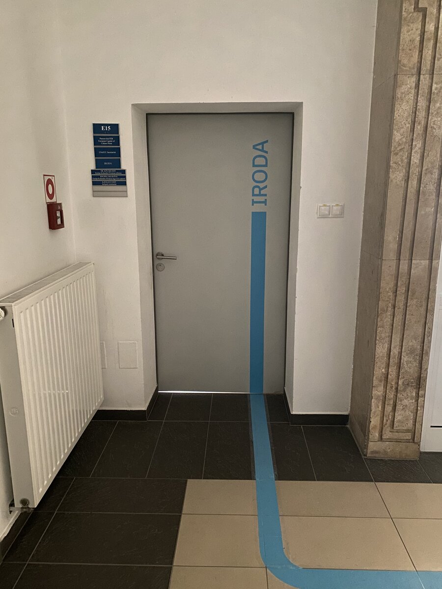 Iroda ajtó (feliratos)