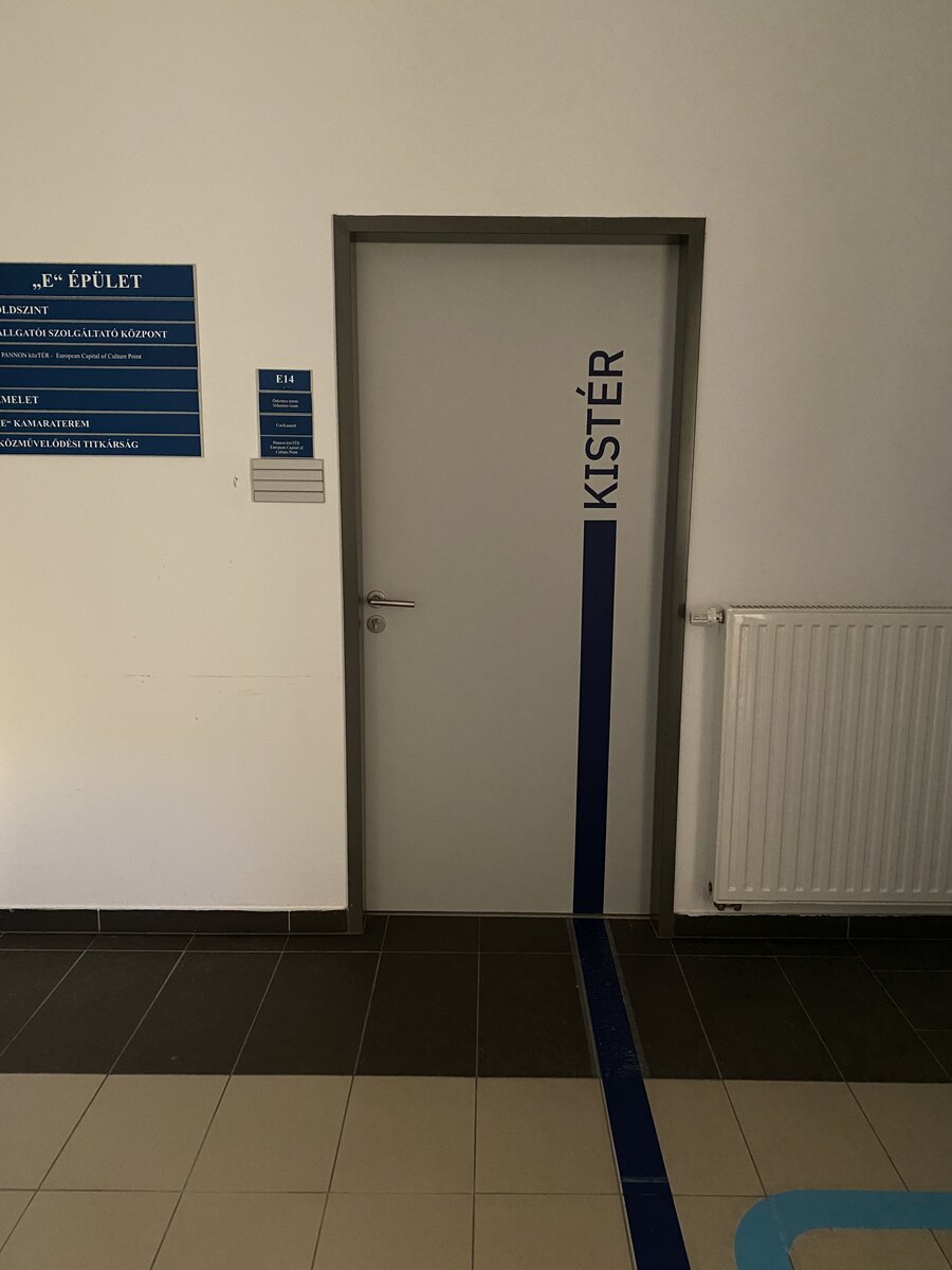 Kistér ajtó (feliratos)