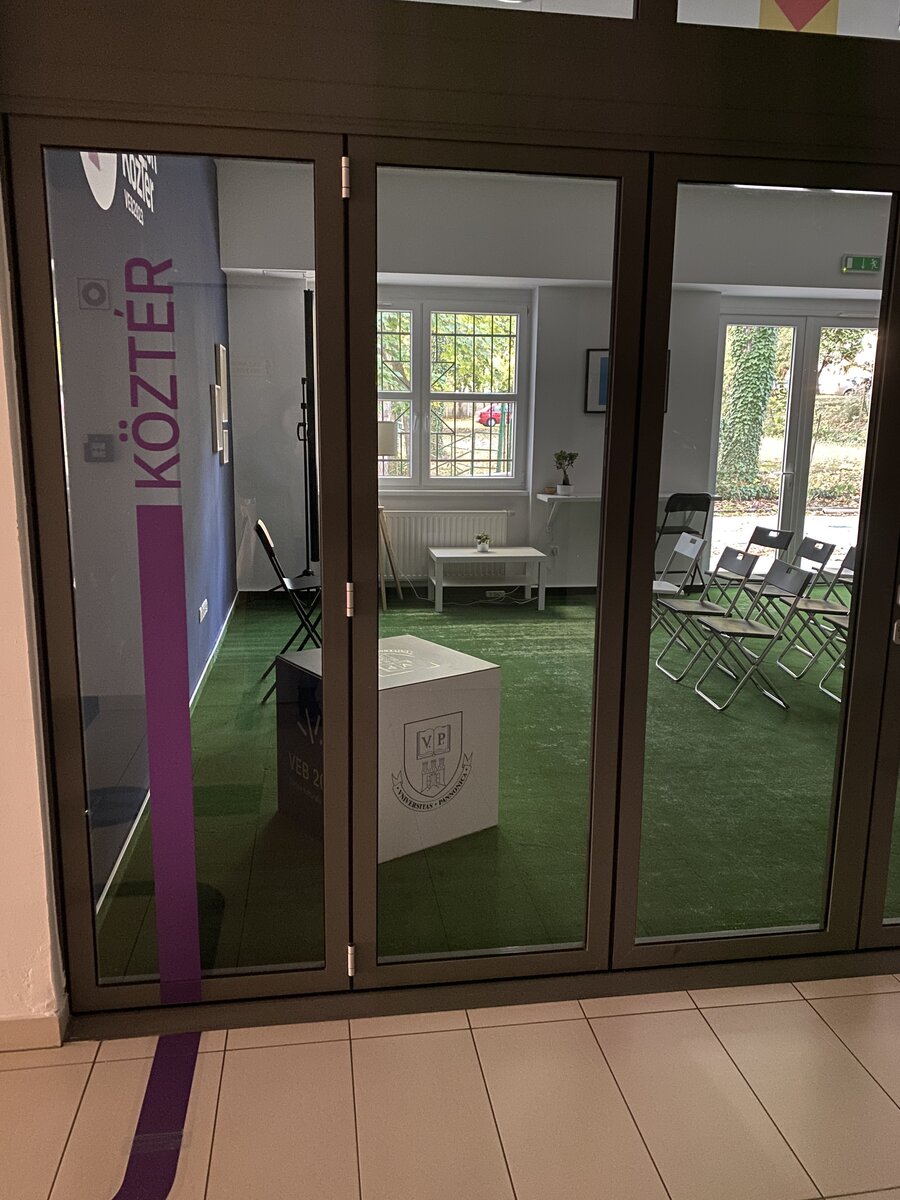 KözTér első ajtó