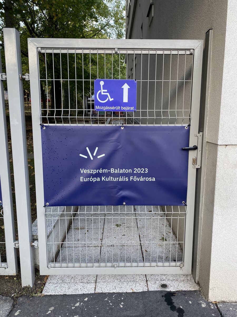 Mozgássérült bejárat_kapu_közeli