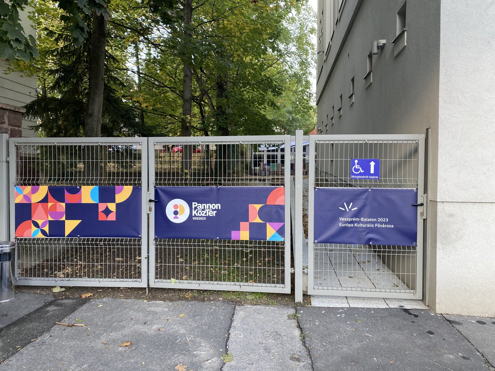 Mozgássérült bejárat_kapu_távoli