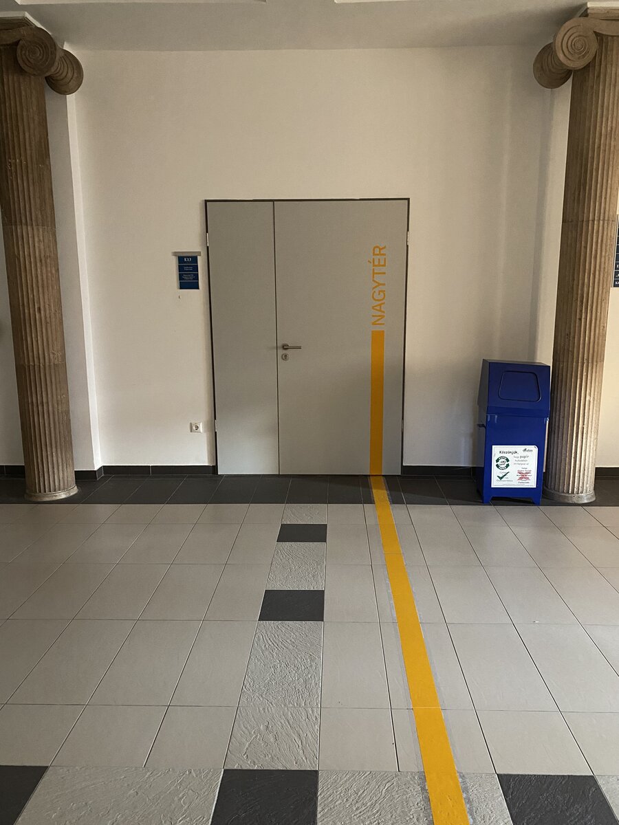 Nagytér ajtó (feliratos)