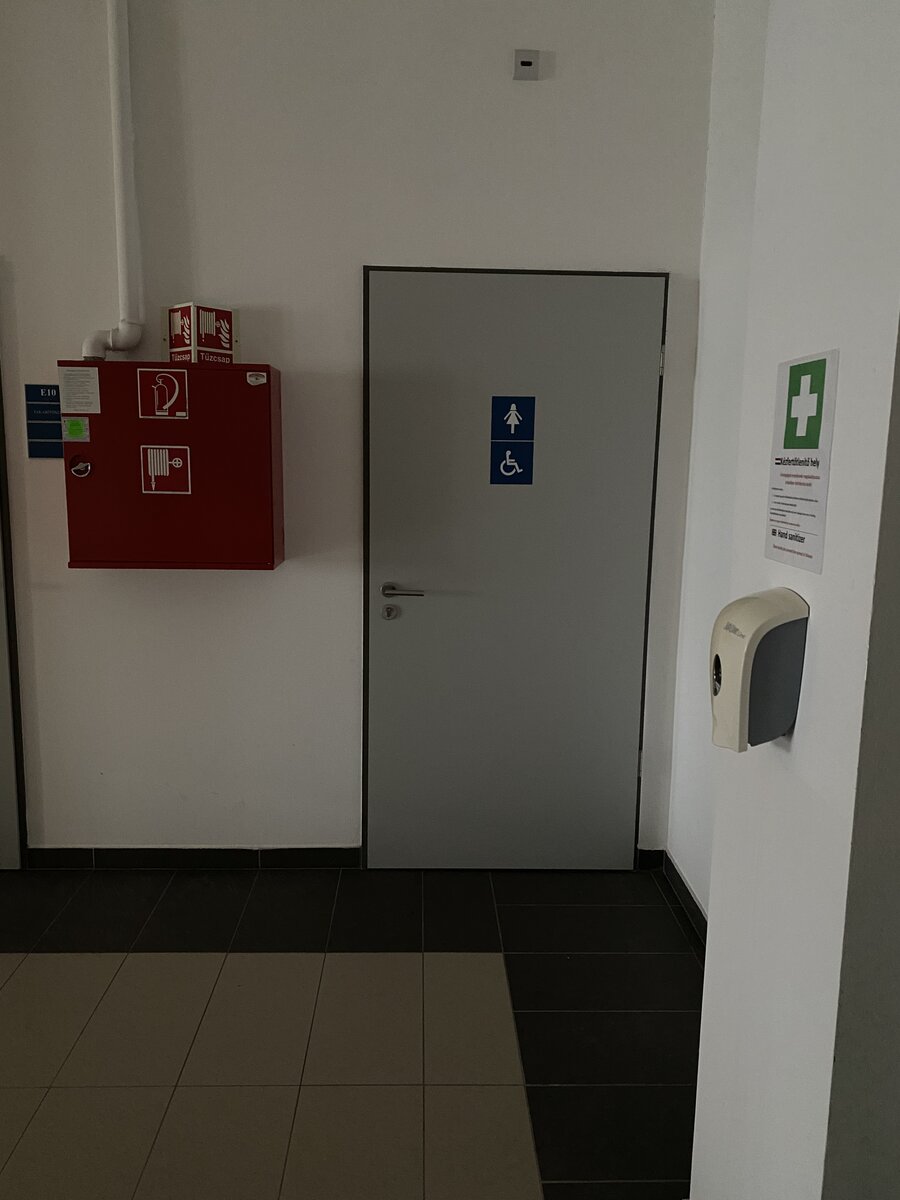 Női WC (akadálymentes)